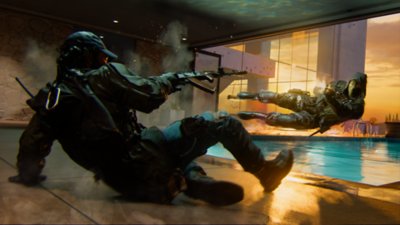 Call of Duty Black Ops 6 – Capture d'écran montrant deux joueurs qui glissent et sautent tout en se tirant dessus au-dessus d'une piscine