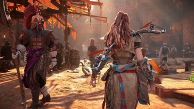 Horizon Zero Dawn Remastered-skærmbillede af Aloy, der går gennem et marked