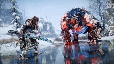 Horizon Zero Dawn Remastered-skærmbillede af Aloy mod en maskine i et snelandskab