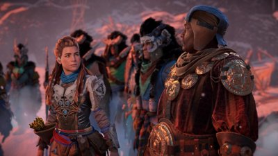 Horizon Zero Dawn Remastered-skærmbillede af Aloy, der taler med en oseram-figur