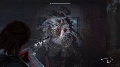 Captura de pantalla de The Last of Us Part II Remastered - Sin retorno que muestra una arma modificada que apunta a un enemigo grotesco