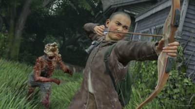 Captura de pantalla de The Last of Us Part II Remastered - Sin retorno que muestra a un personaje preparando su arco mientras un clicker se acerca detrás