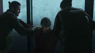 Captura de pantalla de The Last of Us Parte II Remastered para PC que muestra a Joel inmovilizado por dos hombres.