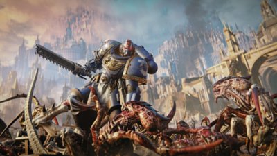 Warhammer 40,000: Space Marine 2 - Screenshot di un marine trionfante sopra a un nemico Tiranide