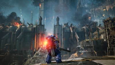 Warhammer 40,000: Space Marine 2 - Screenshot di un marine di fronte a una città altamente difesa