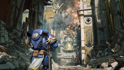 Warhammer 40,000: Space Marine 2 - Screenshot che mostra un marine di spalle in un ambiente urbano decadente
